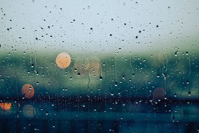 Regen op raam voor initium mindfulness oefening Nijmegen